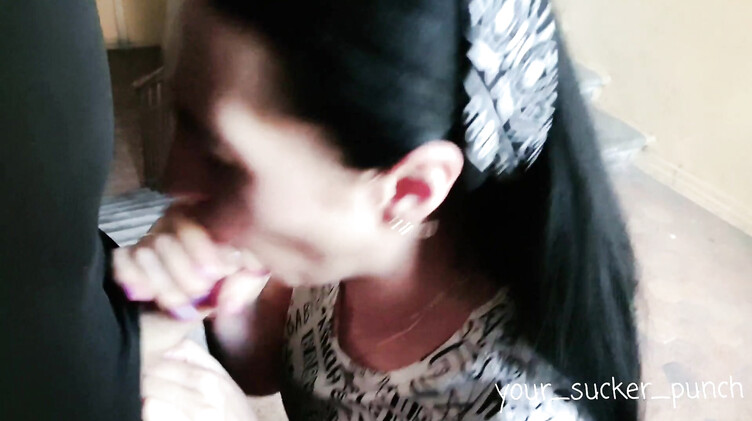 Black Lynn: Брюнетка строчит минет в подъезде и глотает сперму