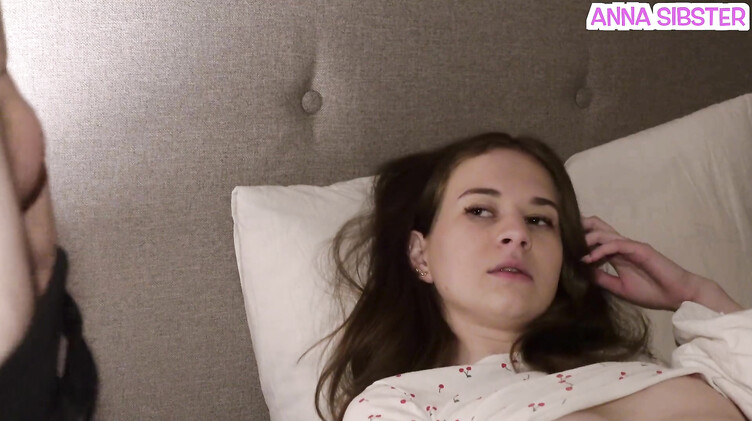 На боку: Заткнул возмущенную сестру, когда кончил в киску