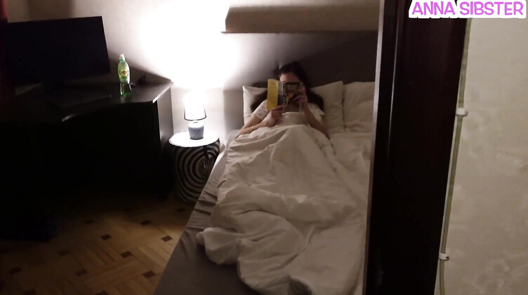 Миссионерская поза: Заткнул возмущенную сестру, когда кончил в киску