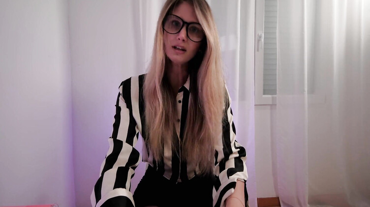 Русская психолог в чулках показывает мастер-класс по подготовке к первому аналу