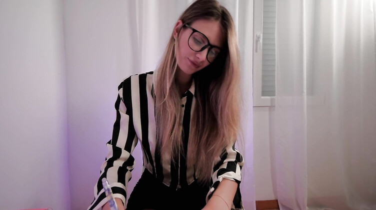 Русская психолог в чулках показывает мастер-класс по подготовке к первому аналу