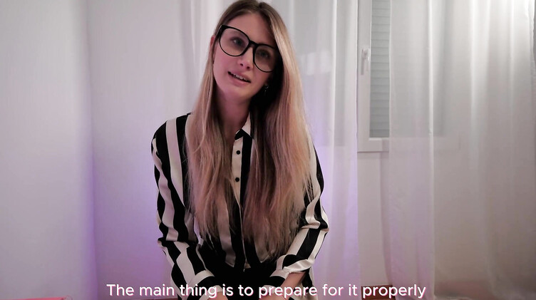 Русская психолог в чулках показывает мастер-класс по подготовке к первому аналу