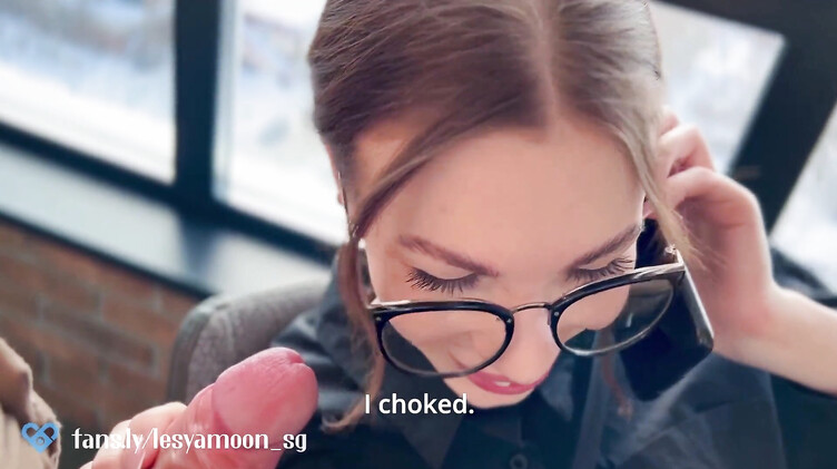 Натягивает киску замужней сотрудницы, пока та на телефоне с мужем