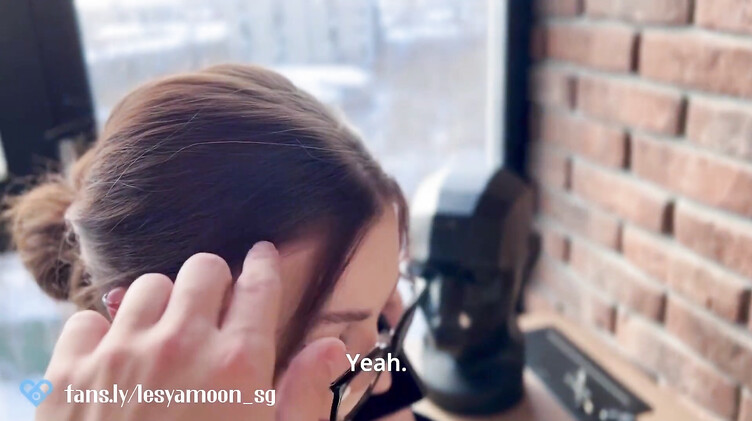 Натягивает киску замужней сотрудницы, пока та на телефоне с мужем