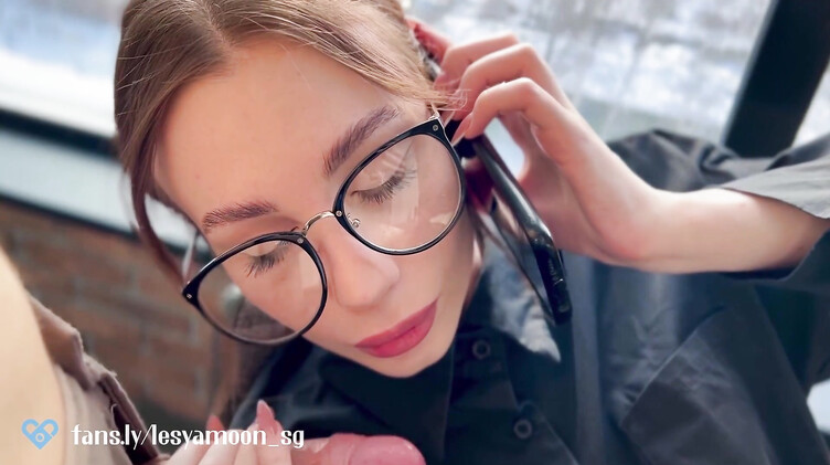 Натягивает киску замужней сотрудницы, пока та на телефоне с мужем