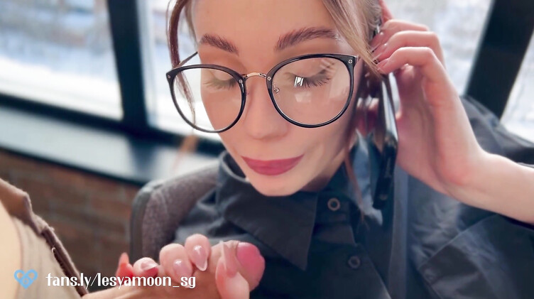 Натягивает киску замужней сотрудницы, пока та на телефоне с мужем