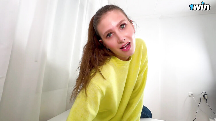 Студентка исправляет плохую оцену делая преподу минет от первого лица