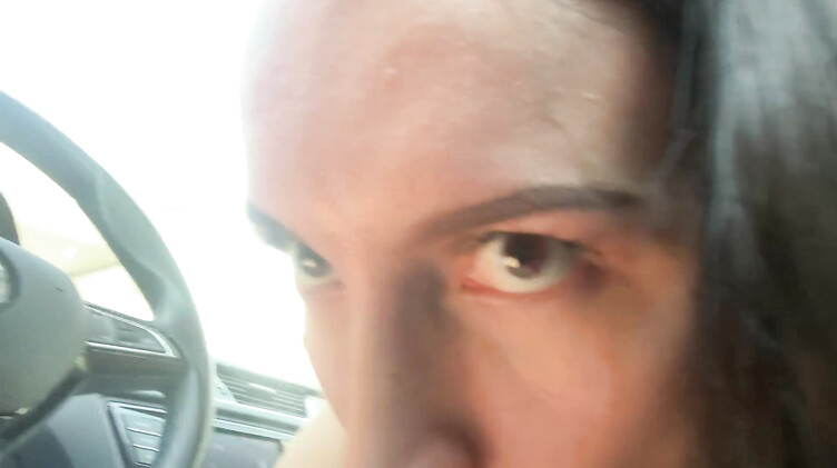 Брюнетка сосет член в машине на полном ходу и получает сперму в рот