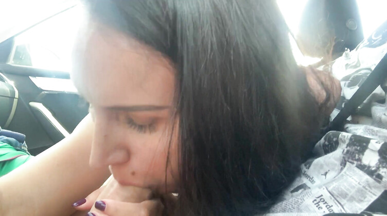 Брюнетка сосет член в машине на полном ходу и получает сперму в рот