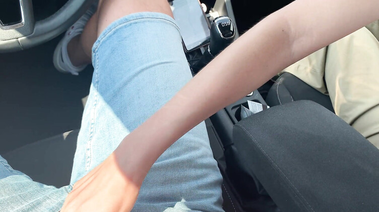 Брюнетка сосет член в машине на полном ходу и получает сперму в рот