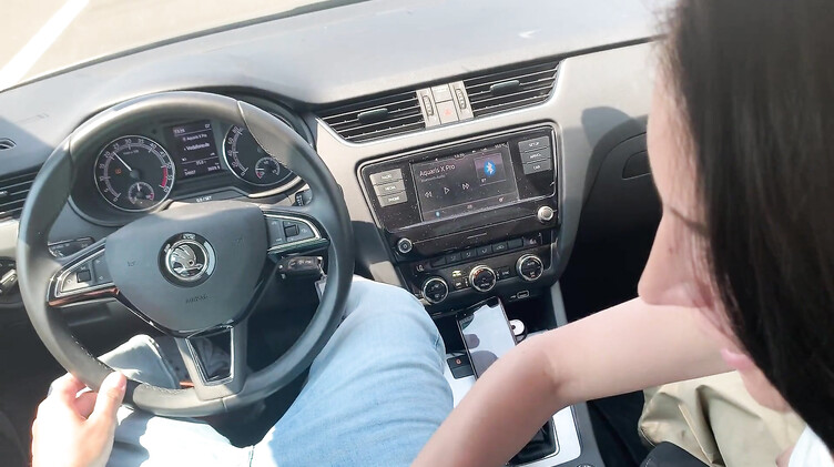 Брюнетка сосет член в машине на полном ходу и получает сперму в рот