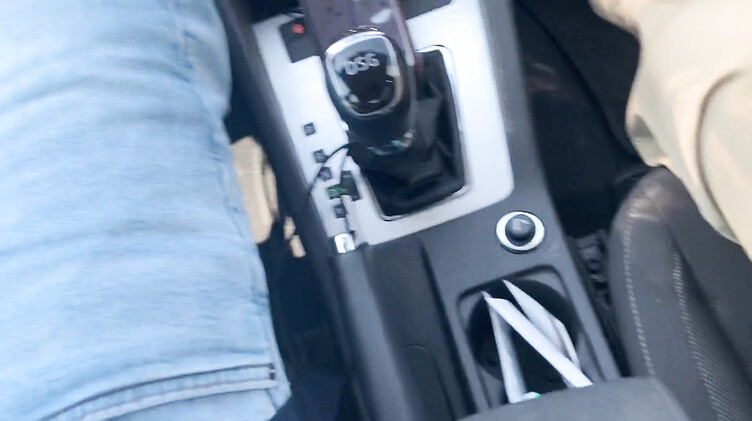 horny69rabbits: Брюнетка сосет член в машине на полном ходу и получает сперму в рот