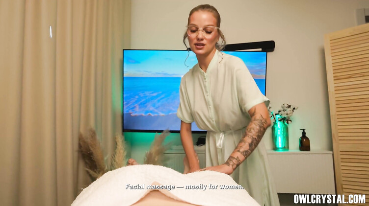 Клиент с большим членом трахнул замужнюю массажистку на спортивном массаже ног