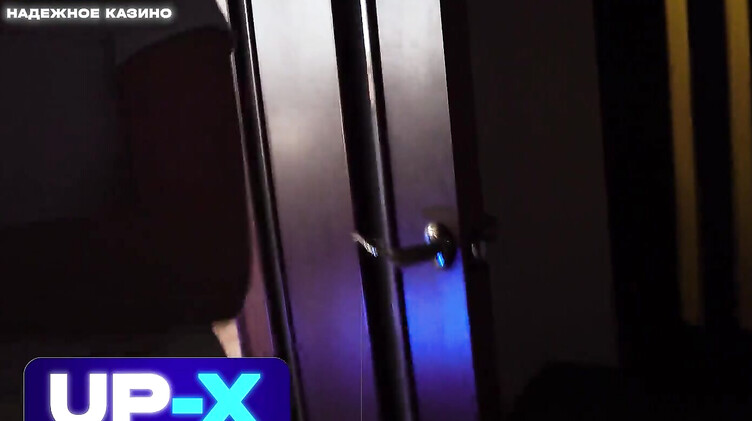 Доставщик пиццы отодрал рыжую клиентку, поманив ее крепким хуем в коробке