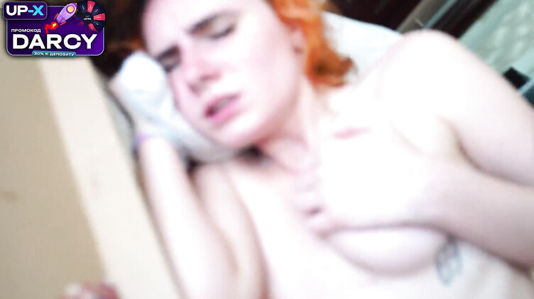 Доставщик пиццы отодрал рыжую клиентку, поманив ее крепким хуем в коробке