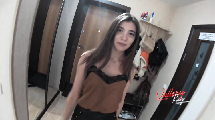 Опытная русская проститутка в колготках трахается на диване с клиентом