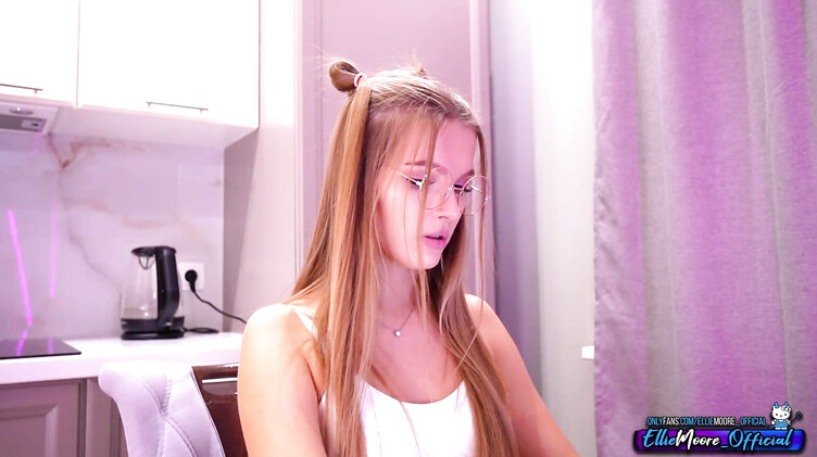 Студентка облизывает яйца одногруппника и получает сперму в киску