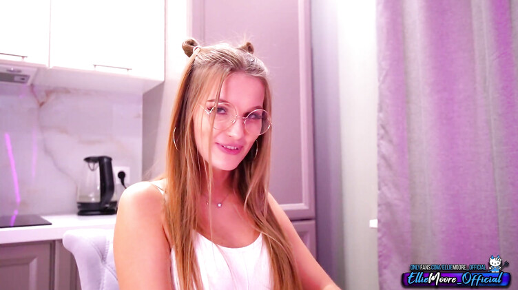 Студентка облизывает яйца одногруппника и получает сперму в киску