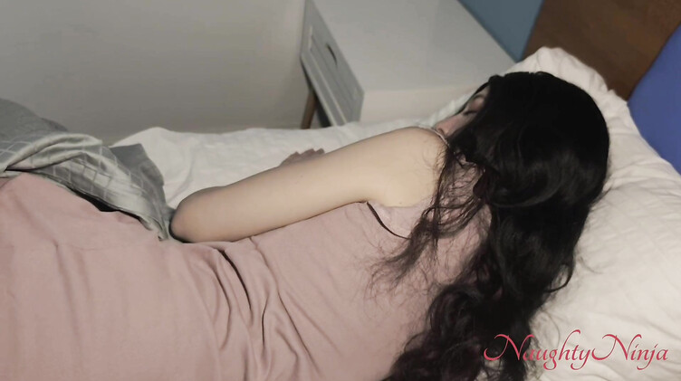 Пасынок присунул спящей мачехе в киску во время грозы