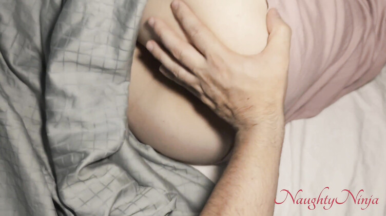 Пасынок присунул спящей мачехе в киску во время грозы