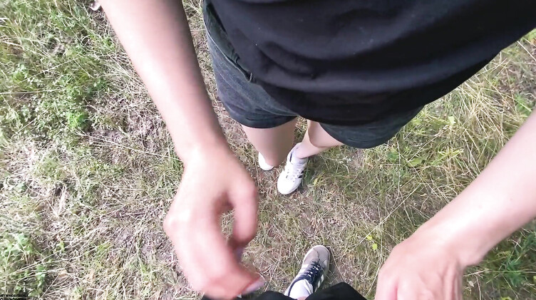 Русские подростки в летнем лагере по-быстро потрахались в лесу