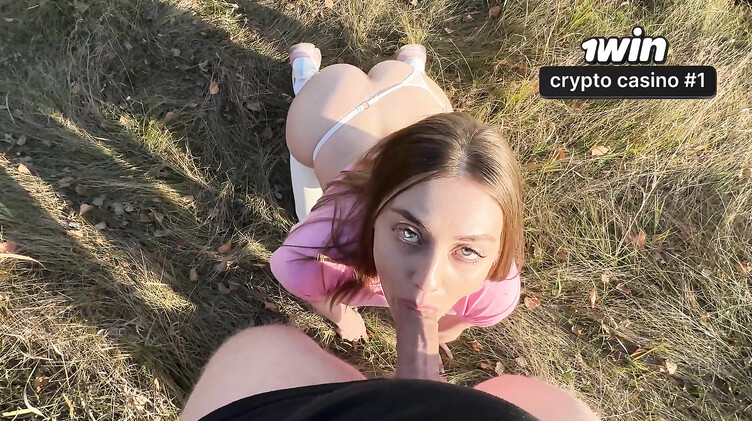 Попутчица сосет водителю в машине и ебется на четвереньках