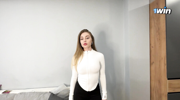 Долбит красивую мачеху милфу раком на диване