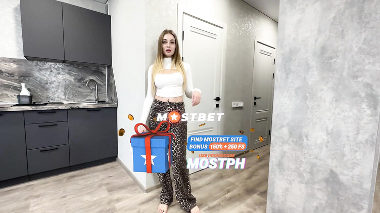 Мачеха и пасынок: Пасынок по-быстрому трахнул молодую мачеху на кухне пока батя в ванной