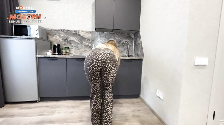 Инцест: Пасынок по-быстрому трахнул молодую мачеху на кухне пока батя в ванной