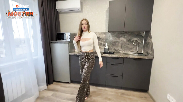 Красивые попки: Пасынок по-быстрому трахнул молодую мачеху на кухне пока батя в ванной