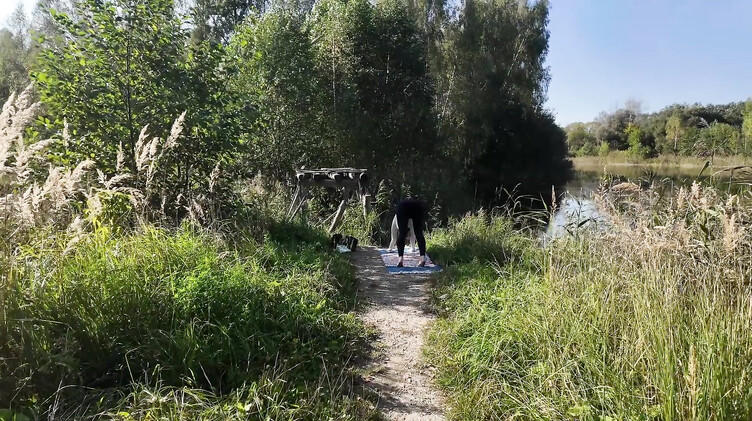 Annette_Milf: Йога в лесу: незнакомец трахнул милфу в кустах