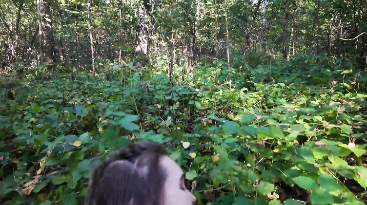 Йога в лесу: незнакомец трахнул милфу в кустах