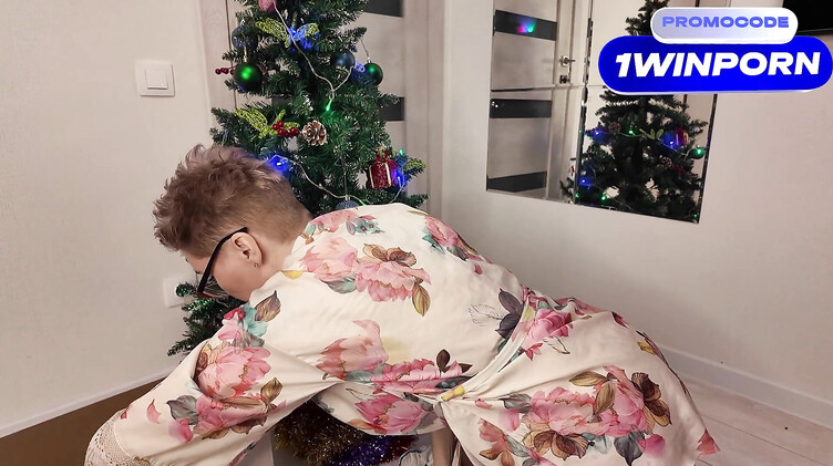 Annette_Milf: Зрелая русская мачеха с большой жопой под Новый год ебется с пасынком