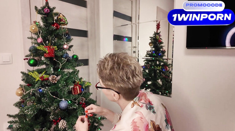 Татуировки: Зрелая русская мачеха с большой жопой под Новый год ебется с пасынком