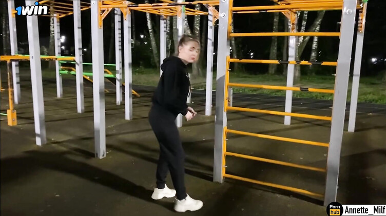 Познакомился с замужней милфой на спортивной площадке и развел на секс