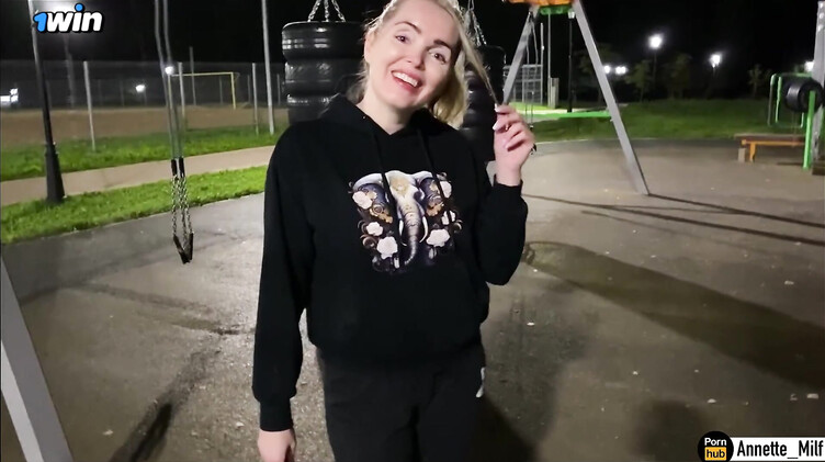 Познакомился с замужней милфой на спортивной площадке и развел на секс