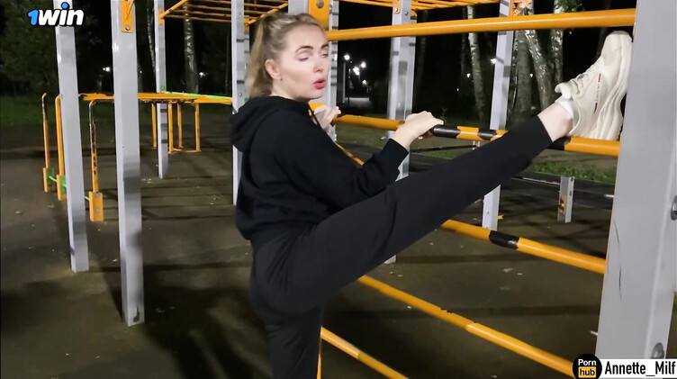 Annette_Milf: Познакомился с замужней милфой на спортивной площадке и развел на секс