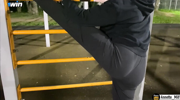 Познакомился с замужней милфой на спортивной площадке и развел на секс