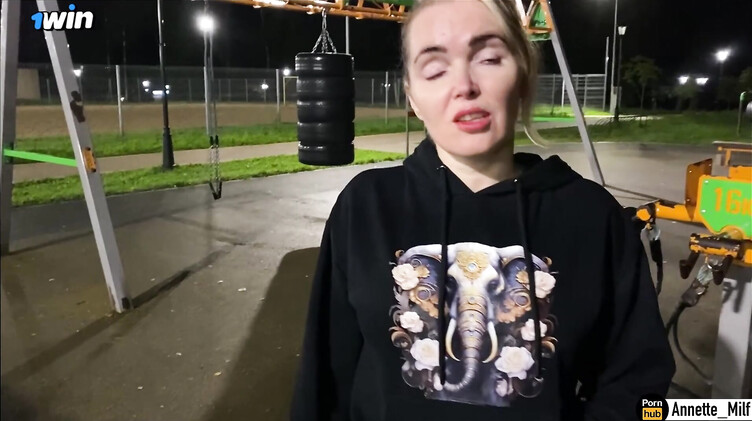 Познакомился с замужней милфой на спортивной площадке и развел на секс