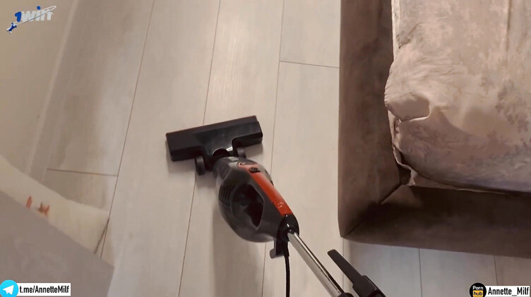 Annette_Milf: Зрелая русская мачеха в хорошем настроении трахается с пасынком