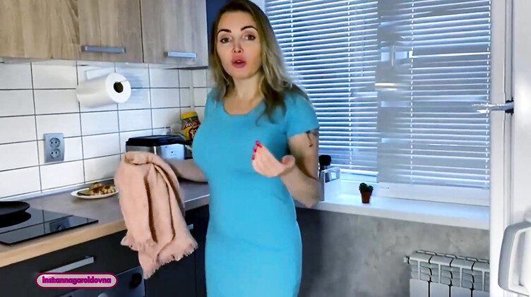 На столе: Пасынок трахнул на кухне зрелую сисястую мачеху и кончил ей на лицо