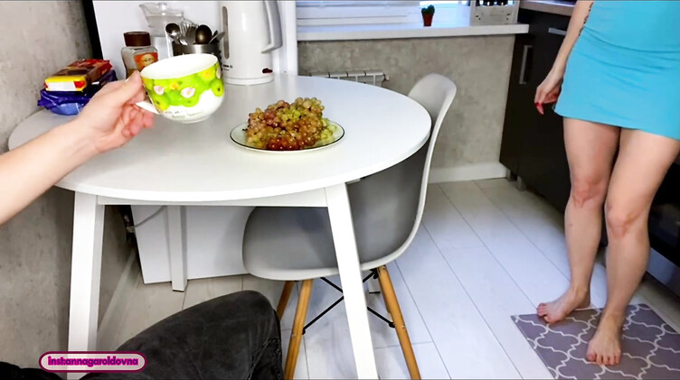 Пасынок трахнул на кухне зрелую сисястую мачеху и кончил ей на лицо