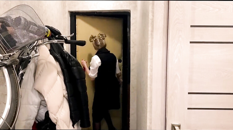 Злая зрелая хозяйка квартиры приехала за оплатой и получила хуй в пизду