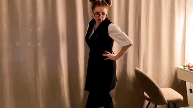 Зрелая и молодой: Злая зрелая хозяйка квартиры приехала за оплатой и получила хуй в пизду