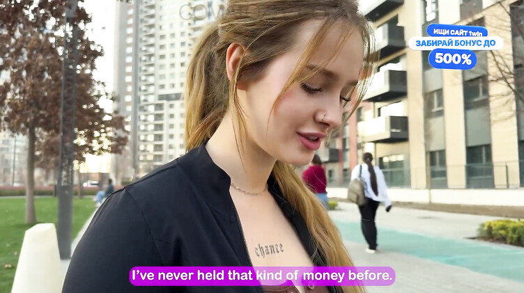 Пухлые губы: Студентка изменяет своему парню за деньги с незнакомцем