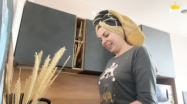 Русская мамка с большой жопой трахнула друга сына или это был всего лишь сон?