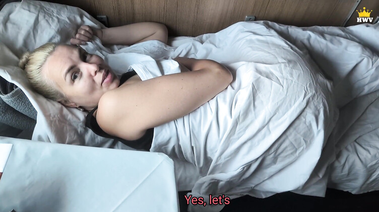 Милфа проиграла на раздевание и трахнулась с незнакомцем в купе поезда