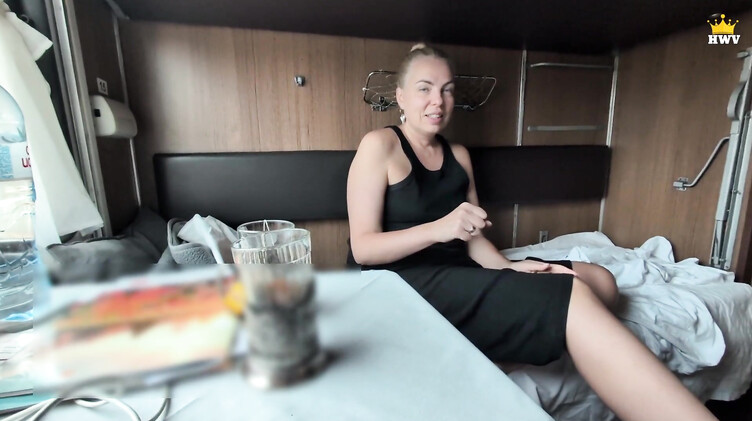 Милфа проиграла на раздевание и трахнулась с незнакомцем в купе поезда