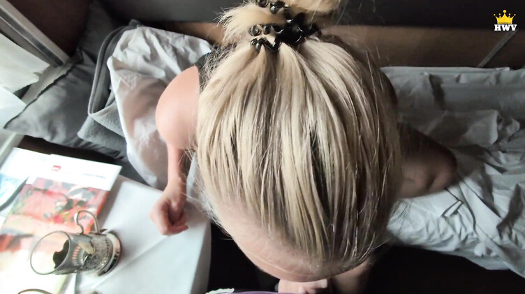 HotWife Vika: Милфа проиграла на раздевание и трахнулась с незнакомцем в купе поезда