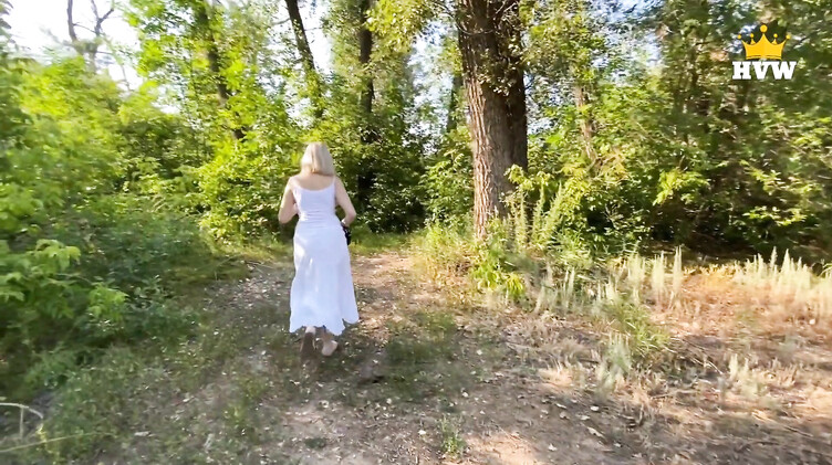 Милфа соблазнила на перепихон на природе уличного фотографа